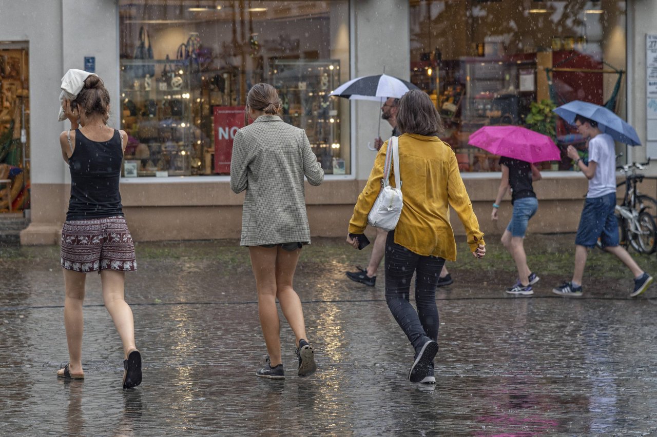 Der bekannte Duft nach einem Regen entsteht vor allem, wenn es lange trocken war. Ein Schauer sorgt dann nicht nur für Abkühlung, sondern auch für einen angenehmen Duft (Symbolbild). 