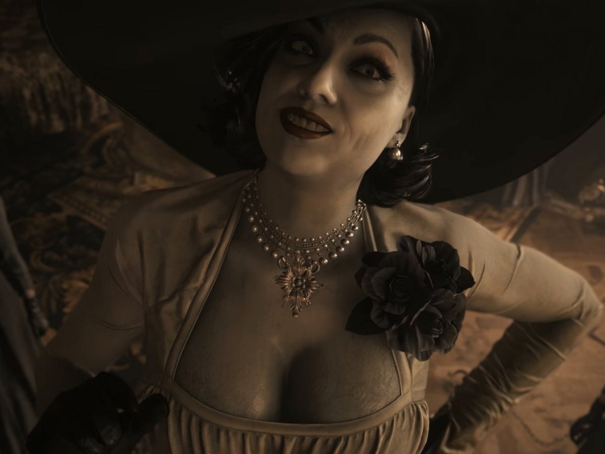 Lady Dimitrescu grinst in Resident Evil Village Test.