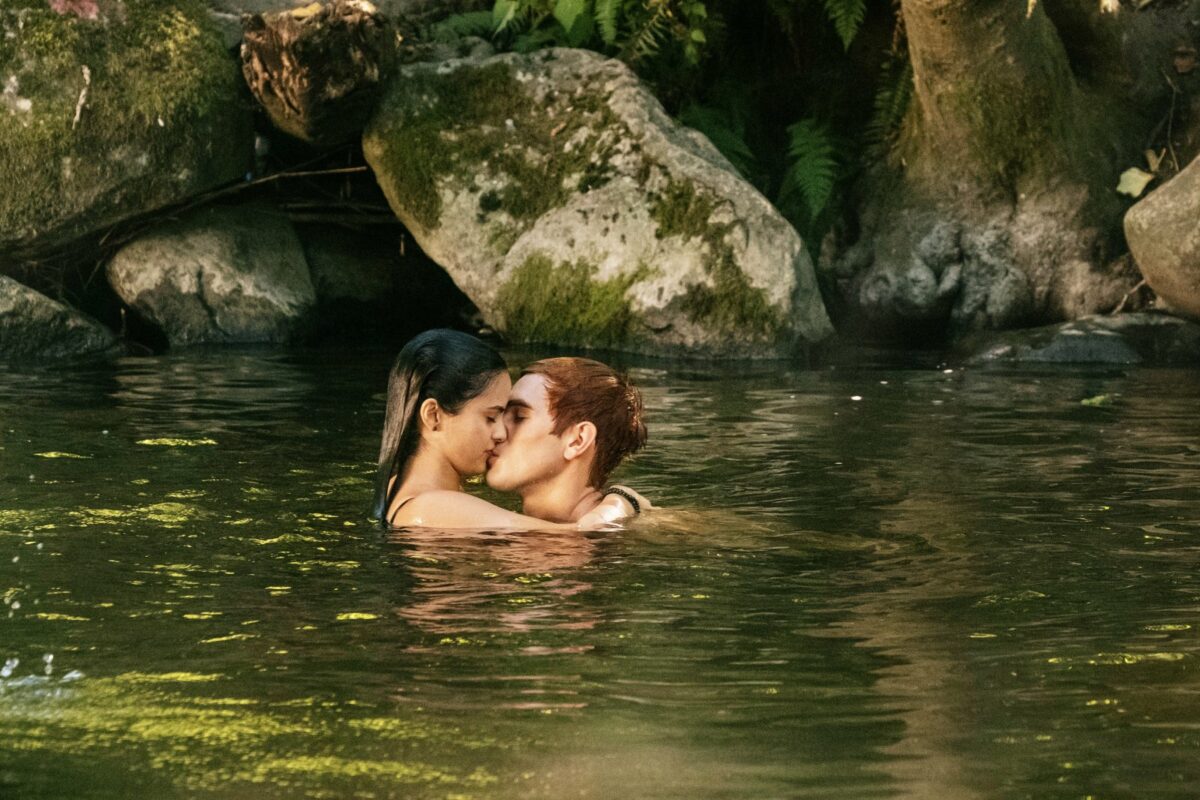 Veronica und Archie aus "Riverdale" küssen sich im See.