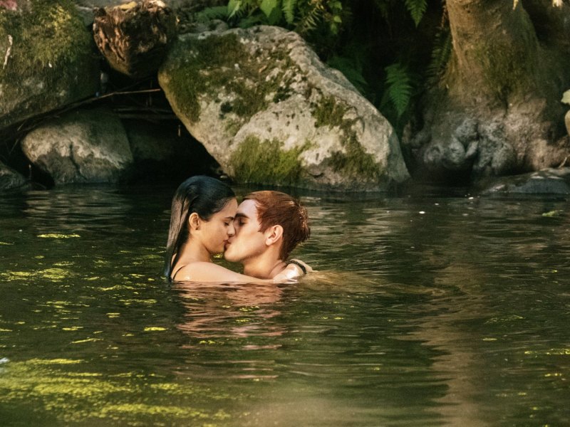 Veronica und Archie aus "Riverdale" küssen sich im See.