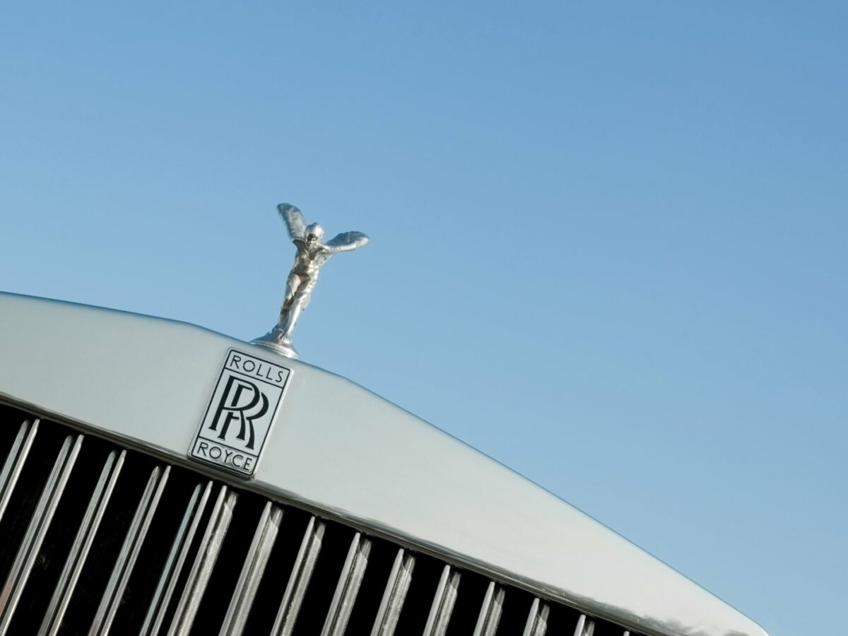 Rolls-Royce Figur auf einem Auto.