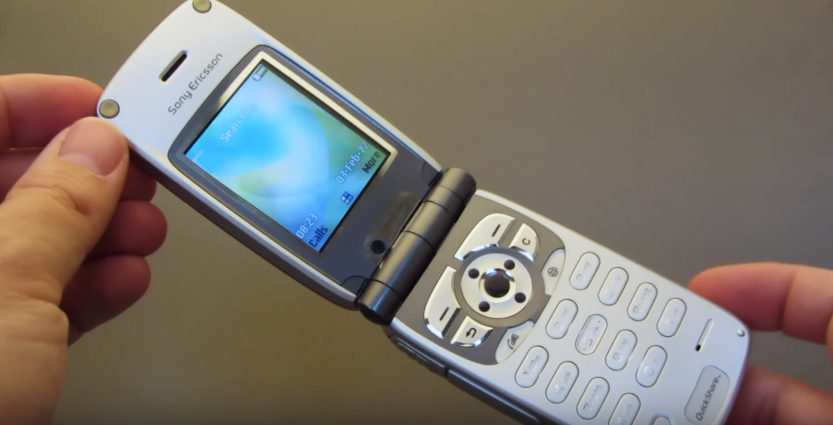 Im Klappformat war das Sony Ericsson das erste Telefon mit einer Frontkamera. 