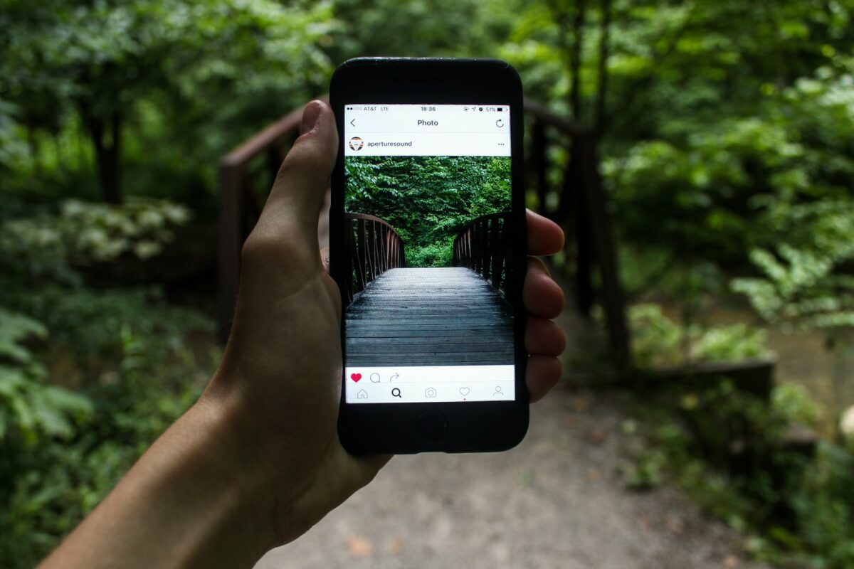Das Instagram-Foto einer Brücke mit derselben Brücke im Hintergrund.
