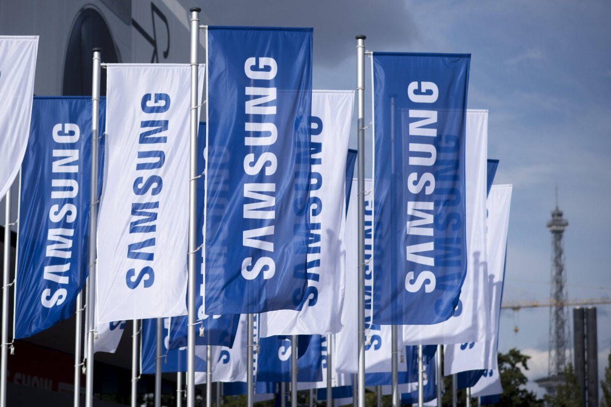 Fahnen mit dem Samsung-Logo.