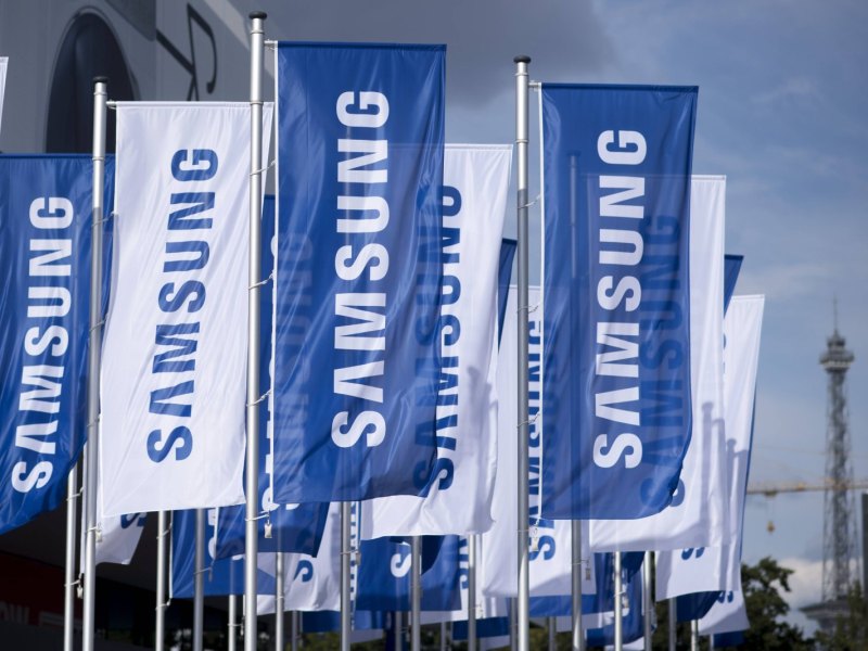 Fahnen mit dem Samsung-Logo.