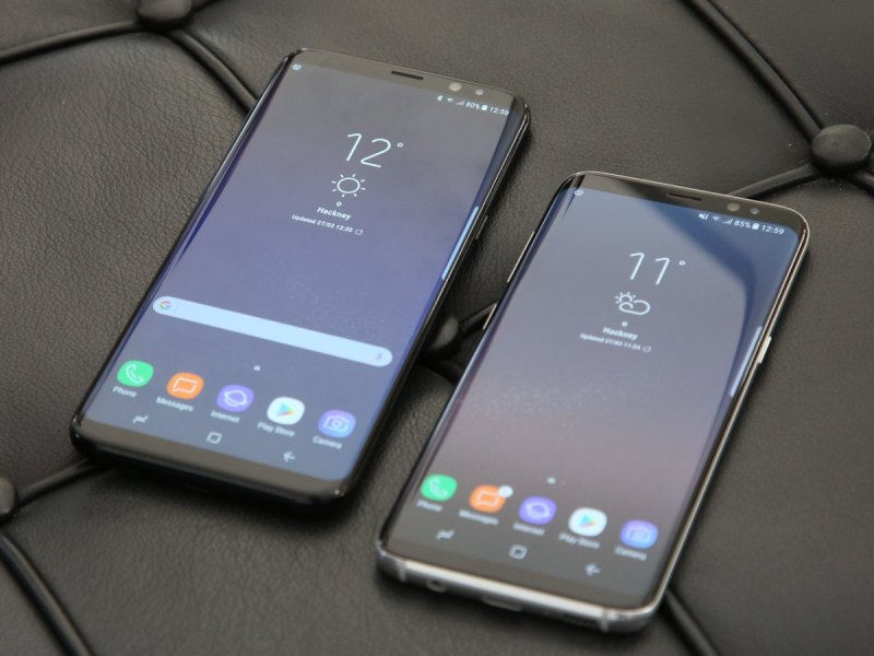 Zwei Samsung Smartphones liegen nebeneinander auf einem ledernen Untergrund.