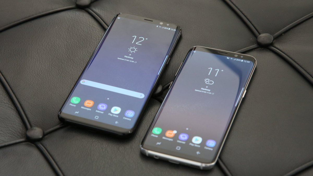 Zwei Samsung Smartphones liegen nebeneinander auf einem ledernen Untergrund.
