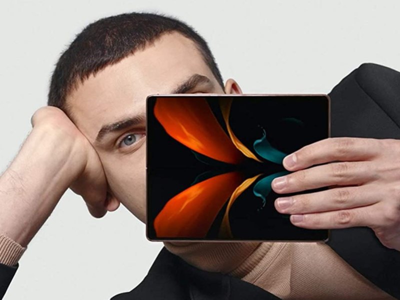 Mann mit Galaxy Z Fold