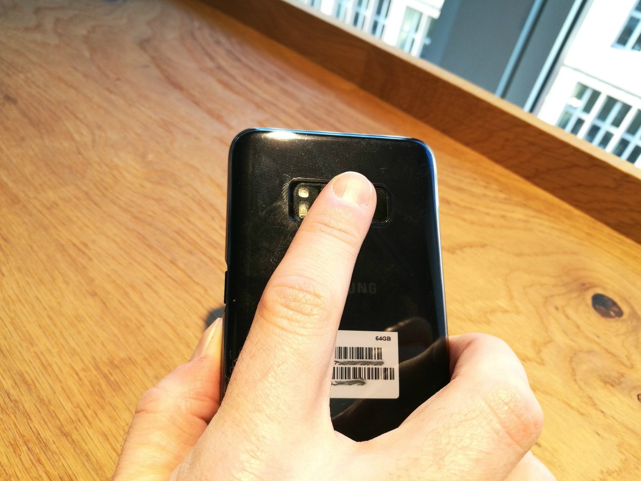 Kamera und Fingerabdrucksensor sind nebeneinander platziert. Deswegen landet der Finger beim Entsperren oft auf der Linse, anstatt auf dem Erkennungssensor.
