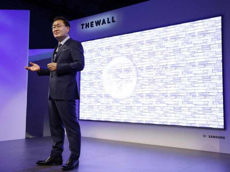 Ein Redner bei einer Präsentation von Samsungs "The Wall".
