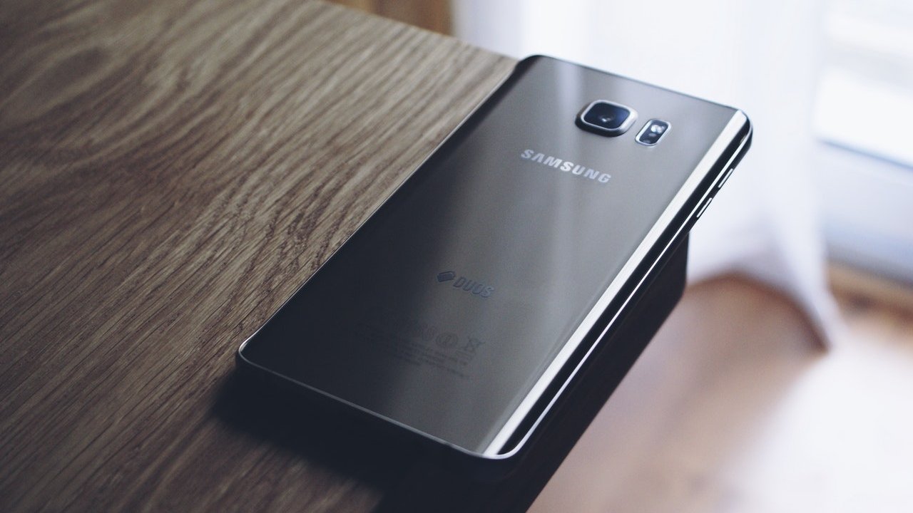 Mit dem frischen Samsung-Update bekommt ein altes Modell nochmals mehr Lebenszeit verpasst.