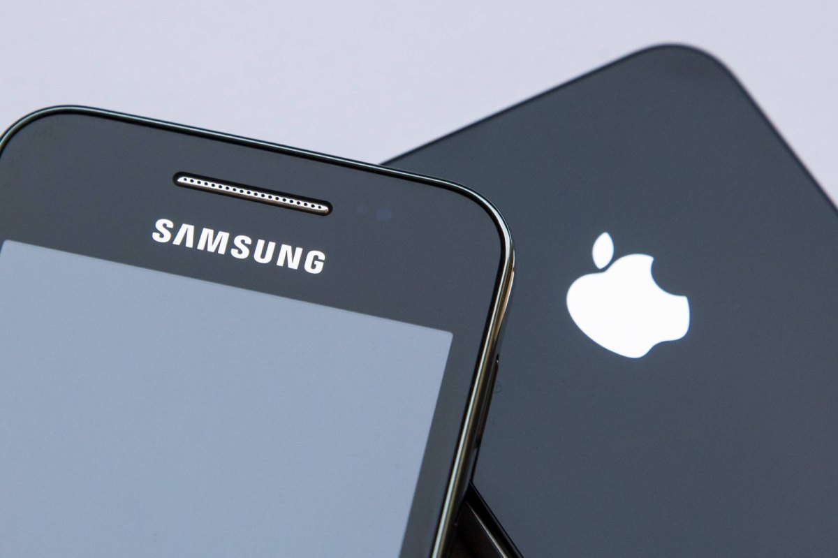 Samsung Smartphone liegt neben iPhone