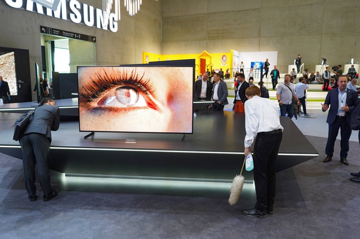 Samsung Smart-TV mit Bild von Auge auf Messe.