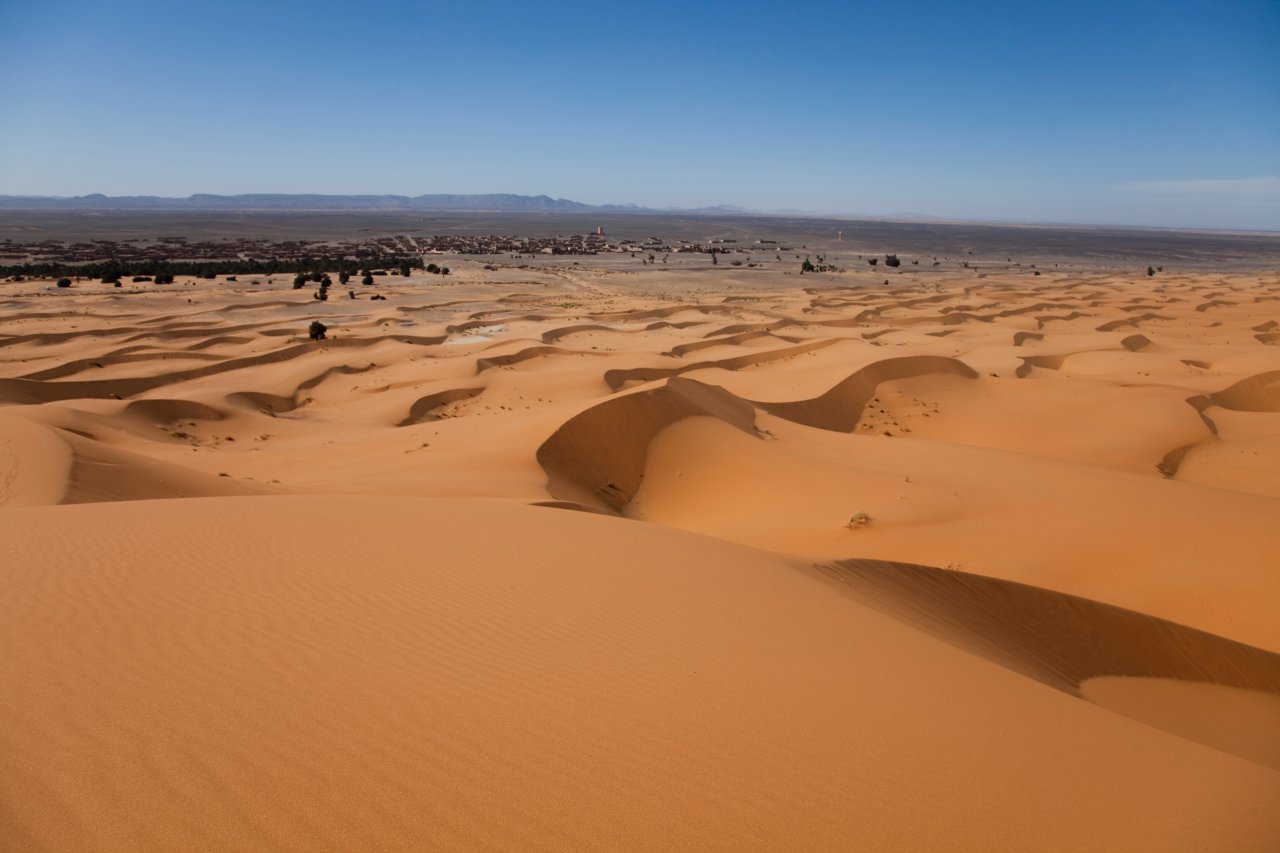In den Subtropen können sehr heiße und trockene Temperaturen vorherrschen. In dieser Region gibt es die meisten Wüsten. 