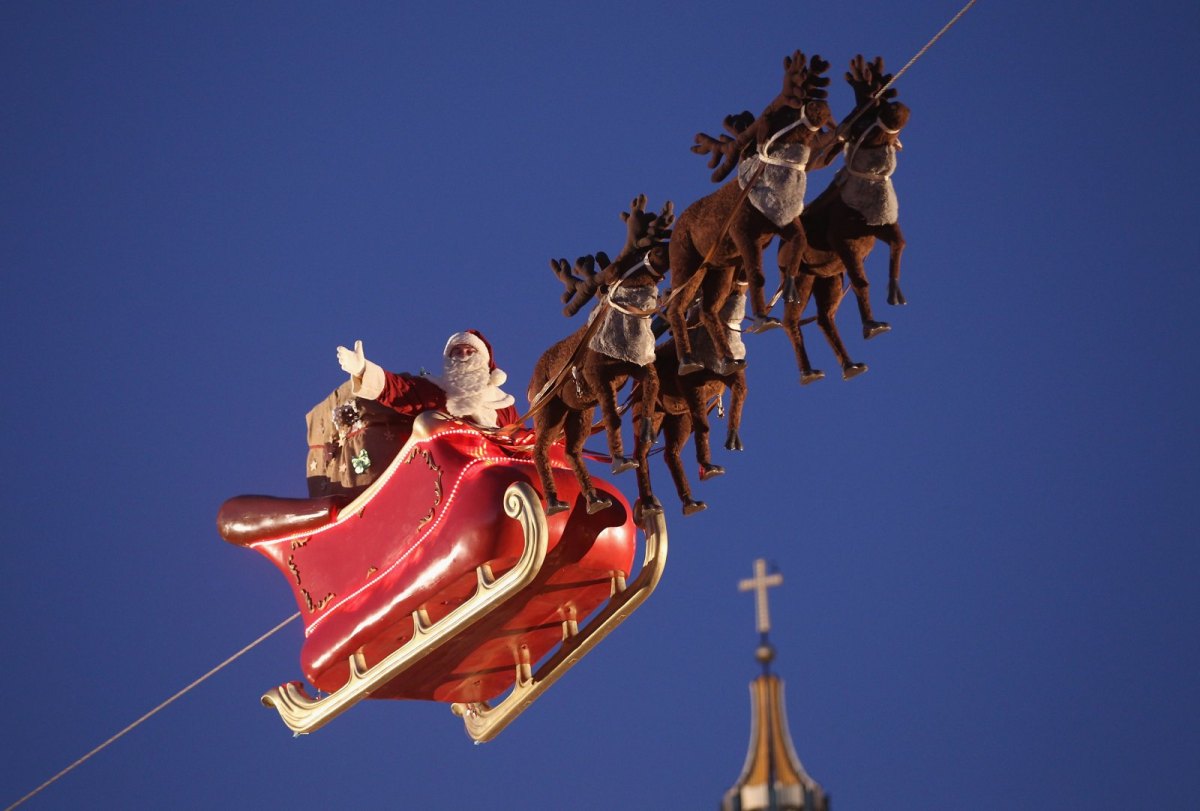 Santa in seinem Schlitten.