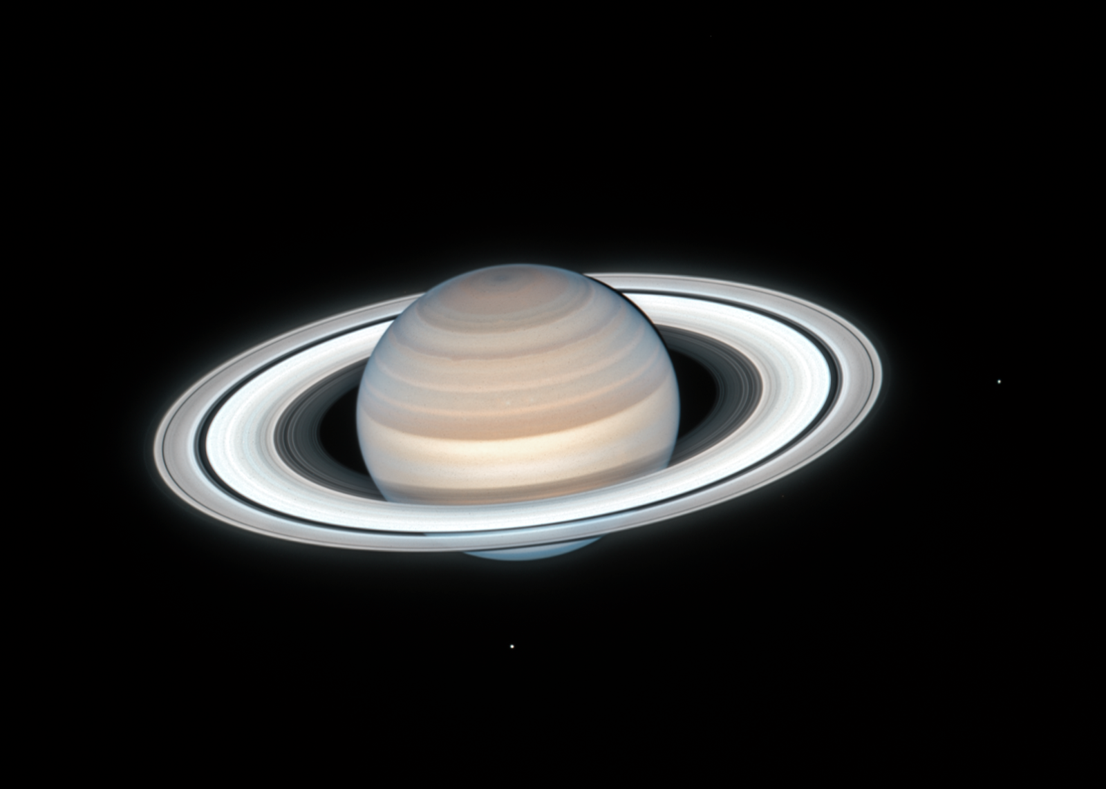 HubbleTeleskop hält mit einem SaturnBild die scharfe Seite fest