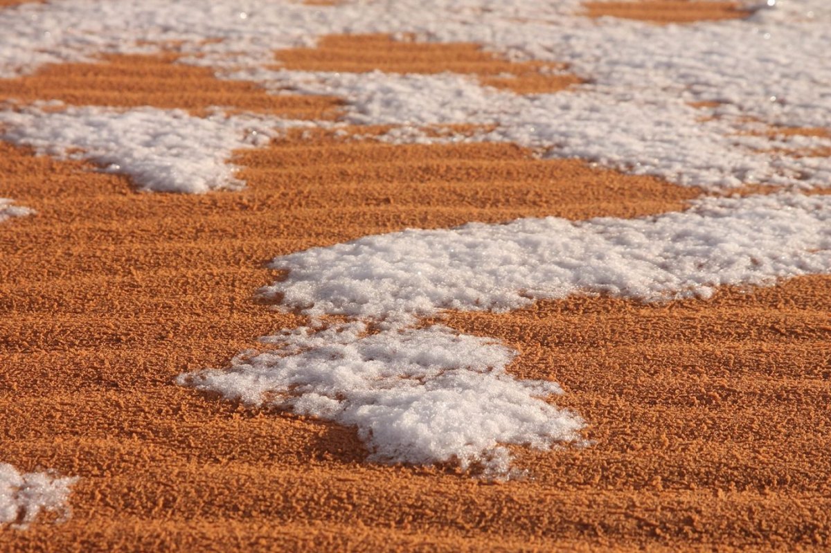 Schnee auf Sahara-Sand