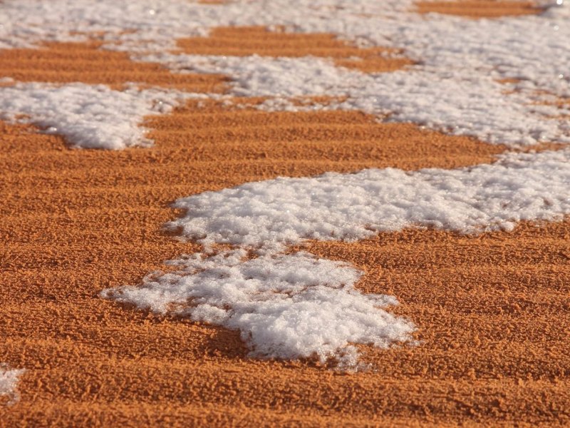 Schnee auf Sahara-Sand