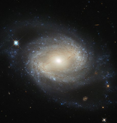 Wie so oft verbirgt sich auch inmitten der Spiralgalaxie NGC 4639 ein supermassives Schwarzes Loch.