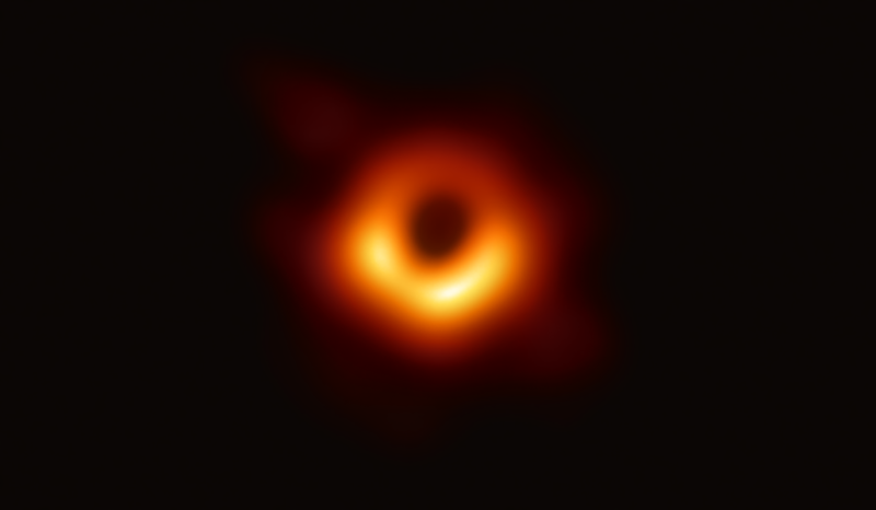 Auf dem allerersten Bild eines Schwarzen Lochs lässt sich lediglich der sichtbare Bereich, der Ereignishorizont, erkennen.