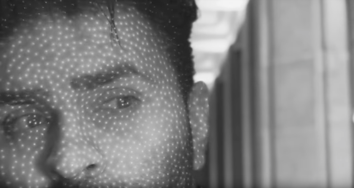 Die Technik hinter Face ID legt 30.000 für den Nutzer unsichtbare Punkte auf das Gesicht