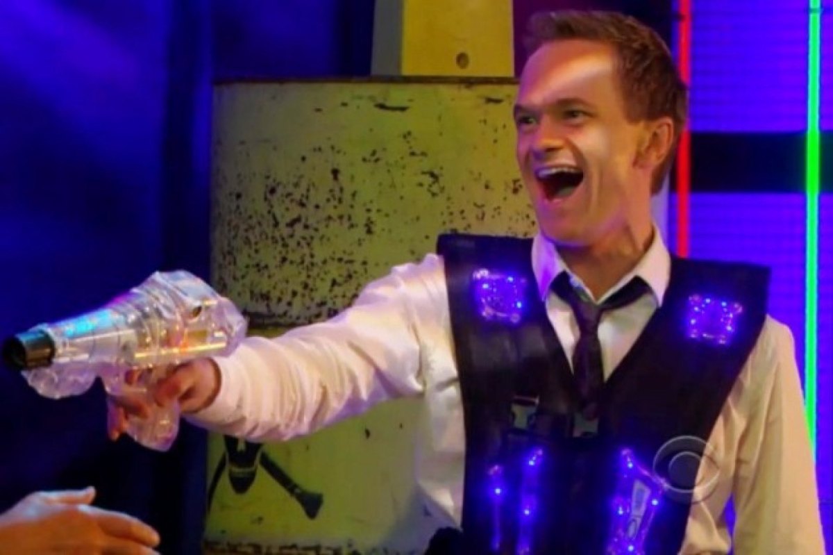 Barney Stinson spielt Lasertag