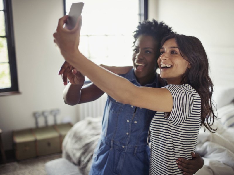 Zwei Frauen machen ein Selfie.