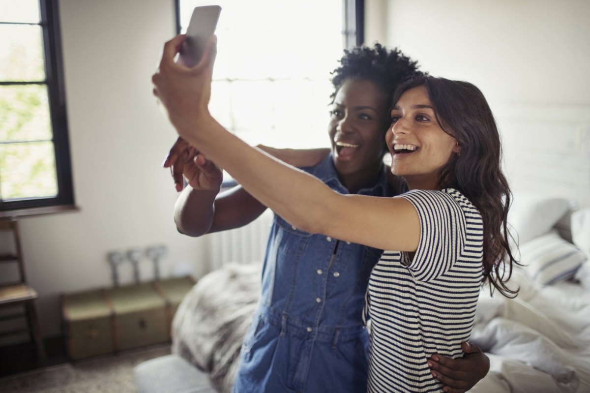 Zwei Frauen machen ein Selfie.