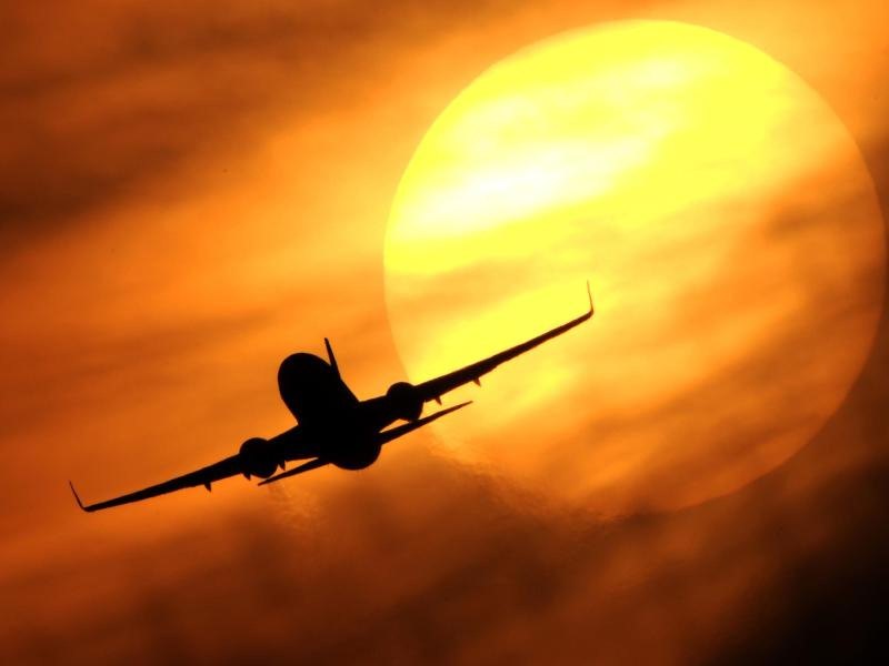 Flugzeug vor dem Sonnenuntergang