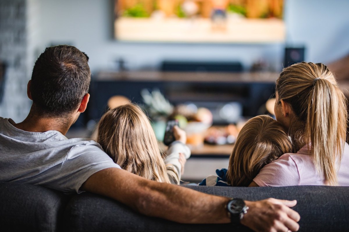 Familie sieht fern