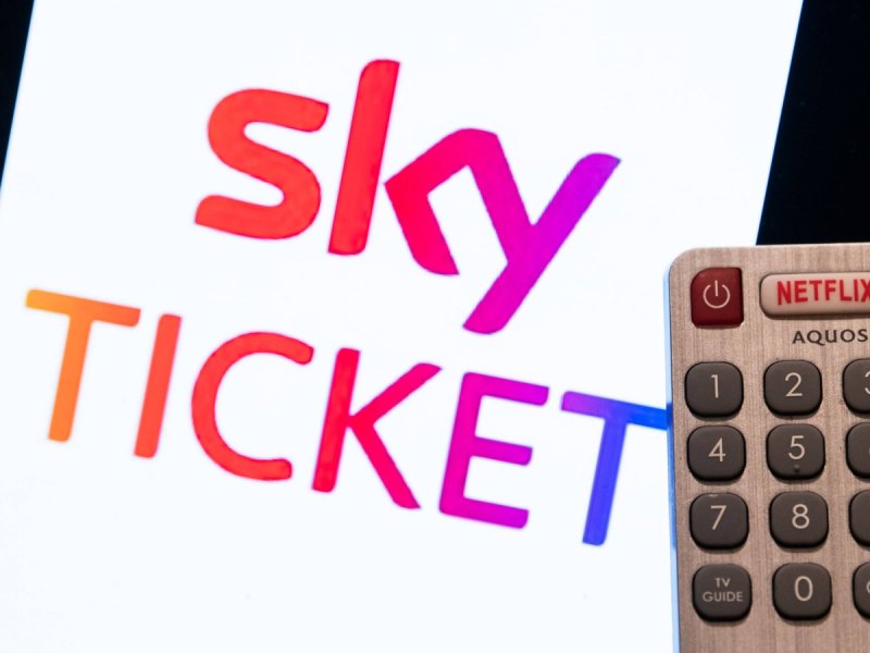 Sky Ticket Logo mit Fernbedienung daneben