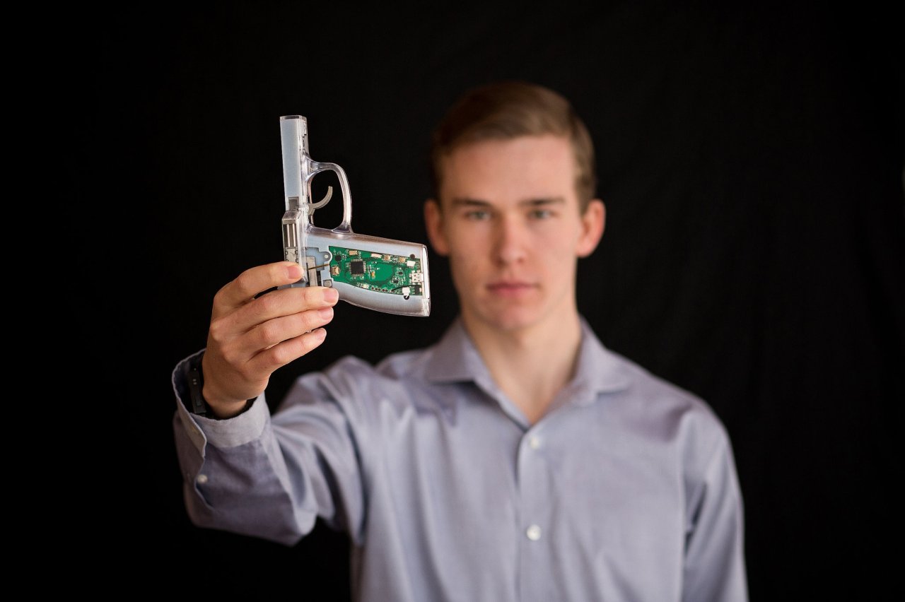 Der US-Amerikaner Kai Kloepfer hat mit 18 Jahren eine funktionsfähige Pistole mit Fingerabdrucksensor konstruiert. 