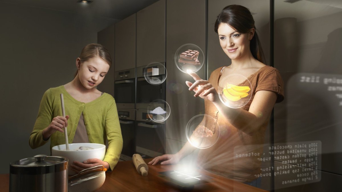 Frau und Kind in smarter Küche
