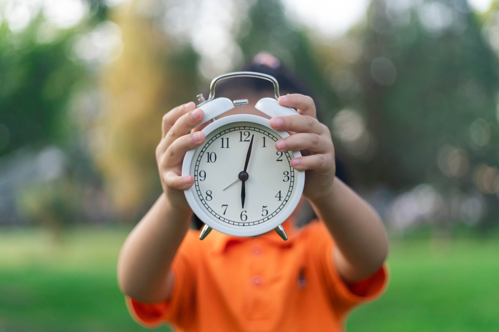 Новое ощущение времени. Ребенок держит часы. Часы для детей. Фото распоряжаться временем. Чувство времени первоклассника.