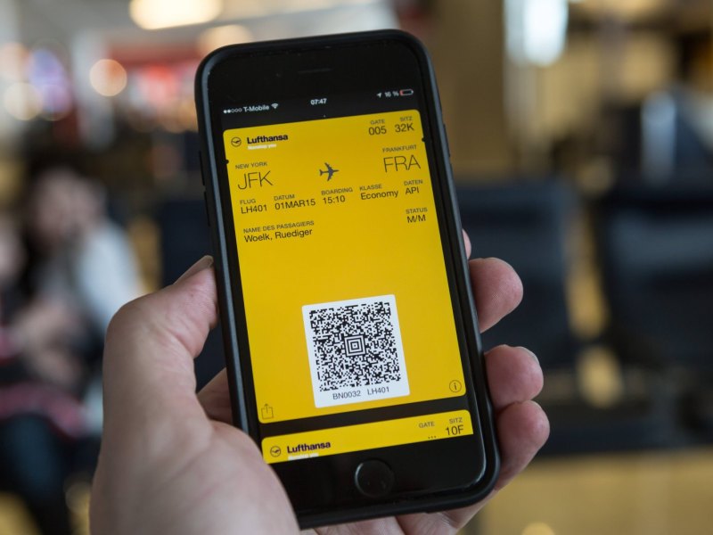 Eine Bordkarte der Lufthansa auf einem Smartphone