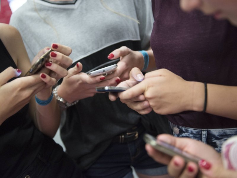 Mädchen tippen auf ihren Smartphones