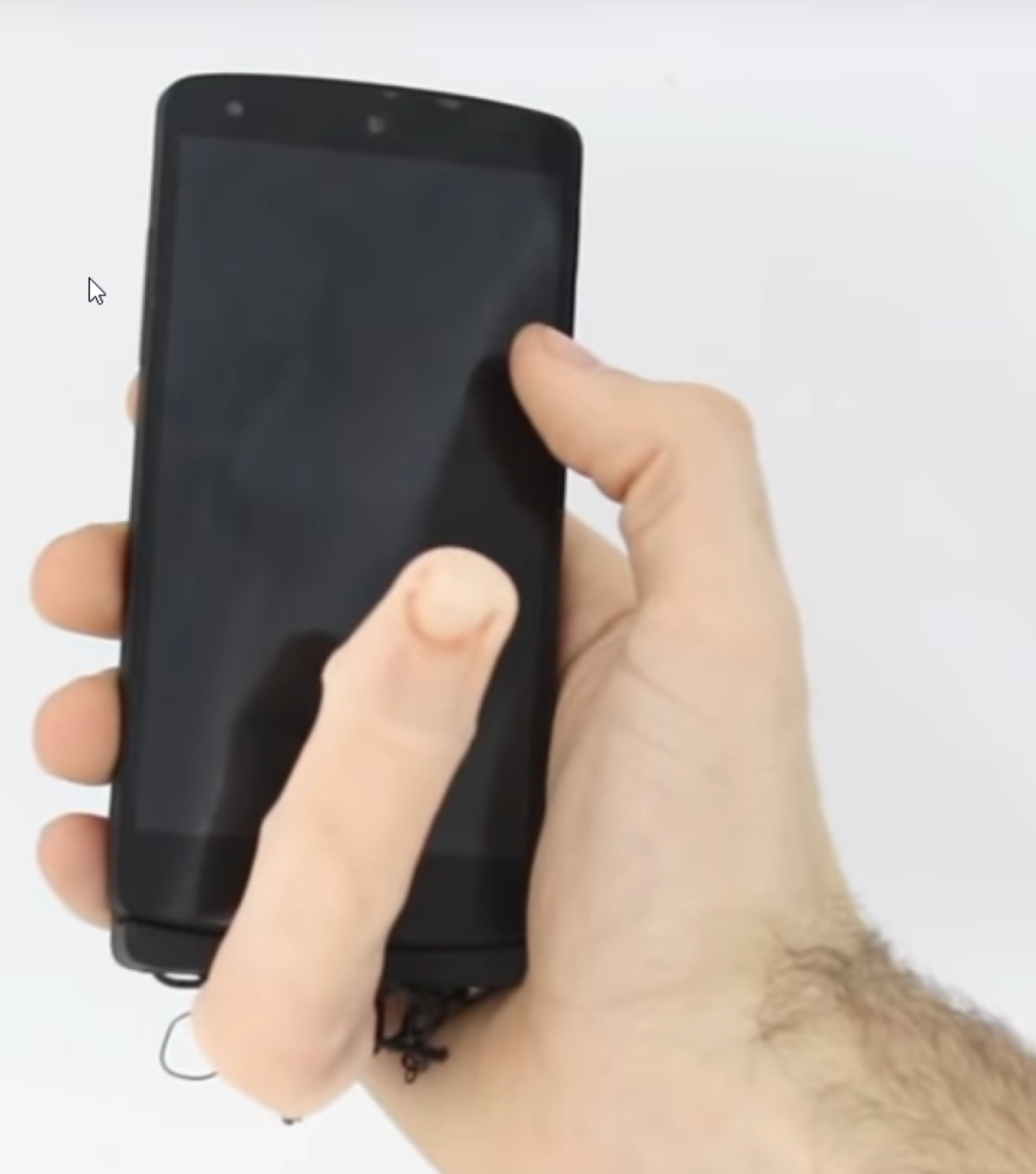 Ein robotischer Finger an einem Smartphone.
