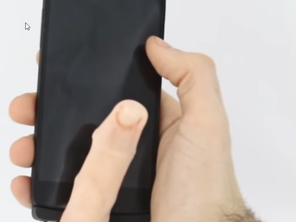 Ein robotischer Finger an einem Smartphone.