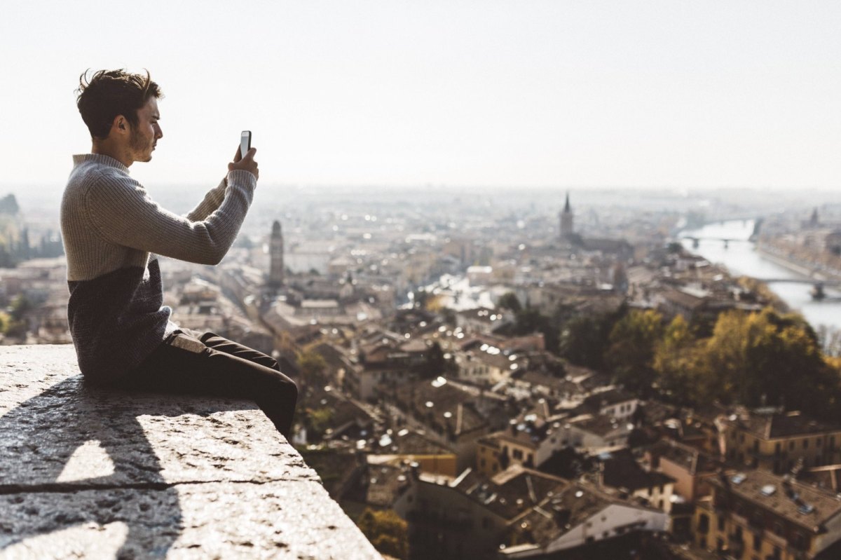 Mann fotografiert Stadt mit seinem Handy