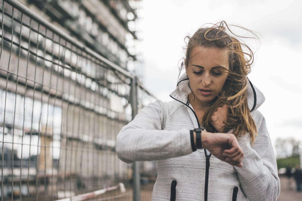 Eine Frau schaut auf ihre Smartwatch