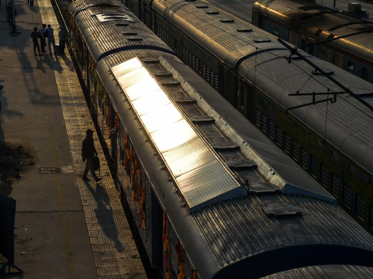 Ein Solarzug in Indien in der Abendsonne.