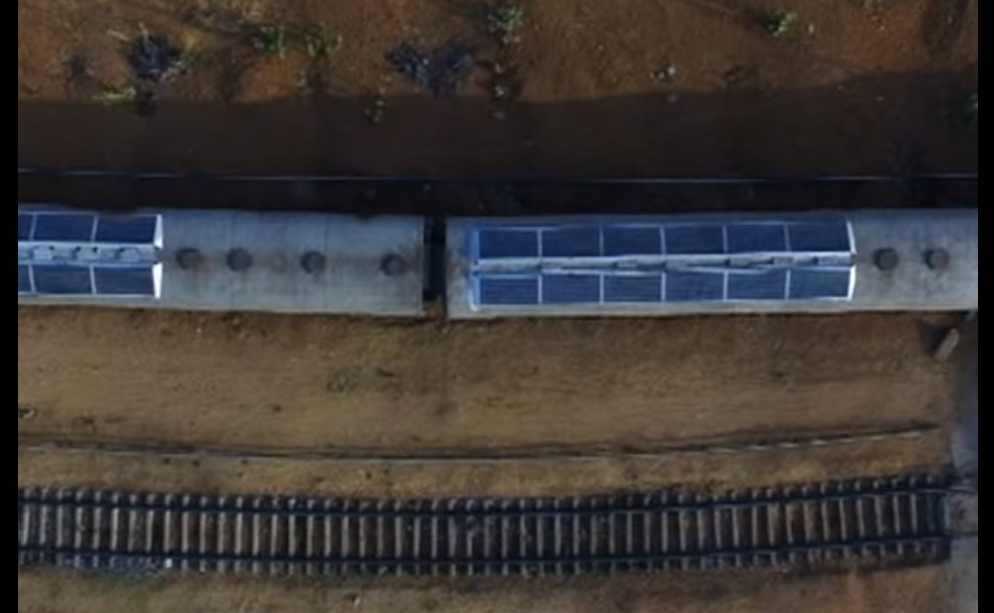 Solarzellen auf den Waggondächern versorgen den Zug mit Strom.