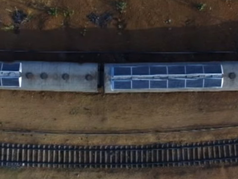 Solarzellen auf den Waggondächern versorgen den Zug mit Strom.