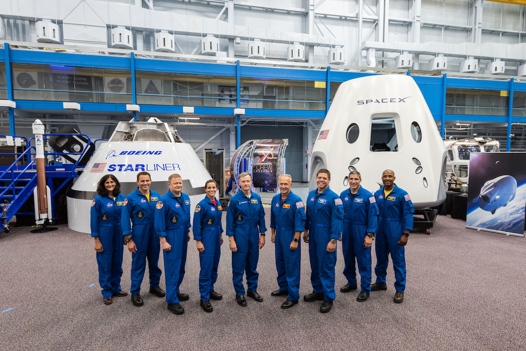 Die Astronauten, die die NASA für den ersten bemannten SpaceX-Flug ausgesucht hat (v.l.n.r.): Sunita Williams, Josh Cassada, Eric Boe, Nicole Mann, Christopher Ferguson, Douglas Hurley, Robert Behnken, Michael Hopkins und Victor Glover.