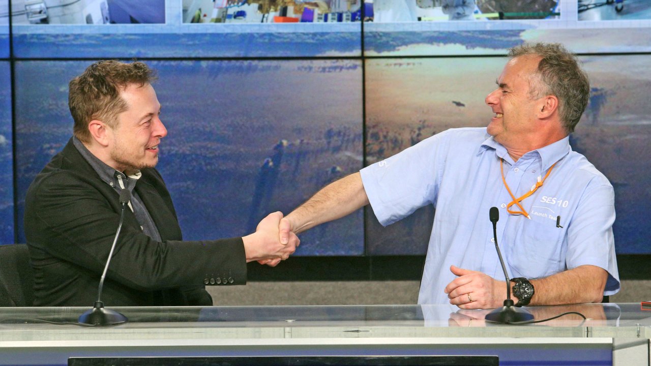 SpaceX-CEO Elon Musk (links) schüttelt nach dem Erfolg die Hand seines CTO Martin Halliwell im Kennedy Space Center in Cape Canaveral, Florida