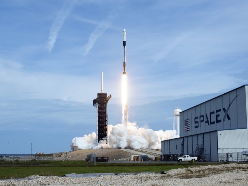 Rakete startet vor SpaceX-Gebäude