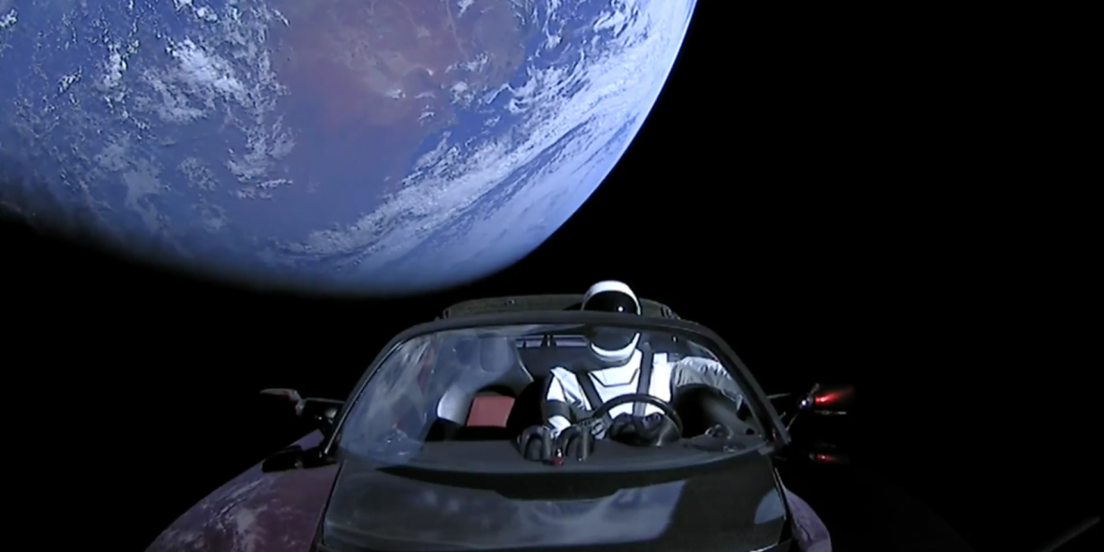 Der Spaceman im Tesla auf dem Weg durchs All.
