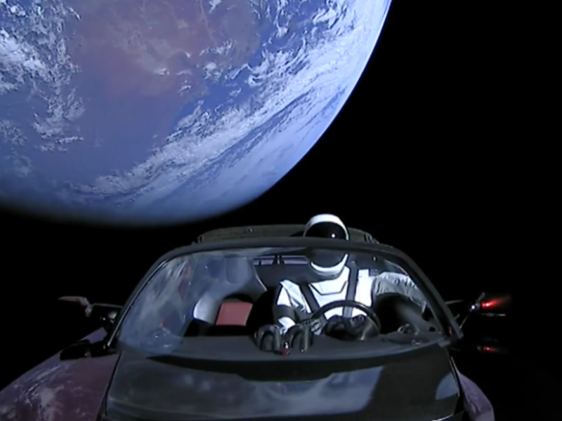 Der Spaceman im Tesla auf dem Weg durchs All.