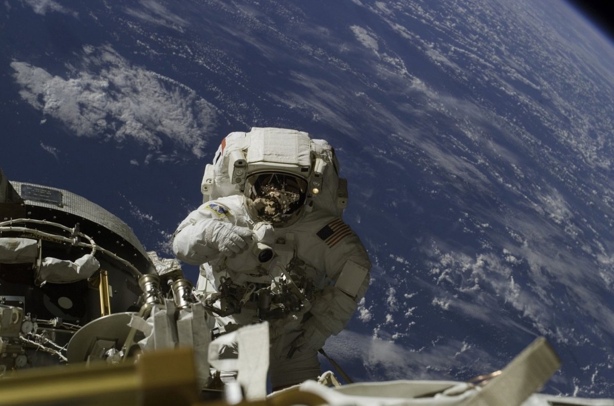 Astronaut Michael A. Lopez-Alegria auf einem Weltraumspaziergang.