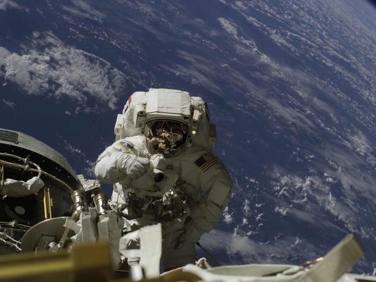 Astronaut Michael A. Lopez-Alegria auf einem Weltraumspaziergang.